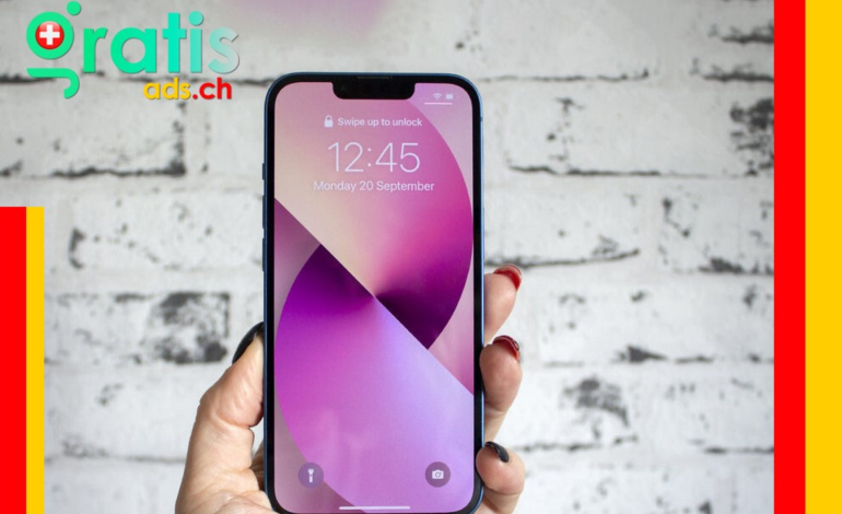 Ein gebrauchtes iPhone wird in einer Hand gehalten, mit einem weißen Backstein-Hintergrund. Das Display zeigt die Uhrzeit 12:45 und das Datum Montag, 20. September. Oben links ist das Logo von "gratis ads.ch" zu sehen. Perfekt für alle, die ein iPhone gebraucht kaufen Schweiz möchten.